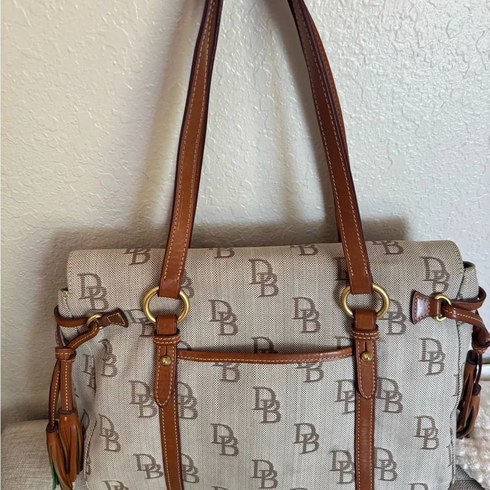 Dooney & Bourke reposhing this